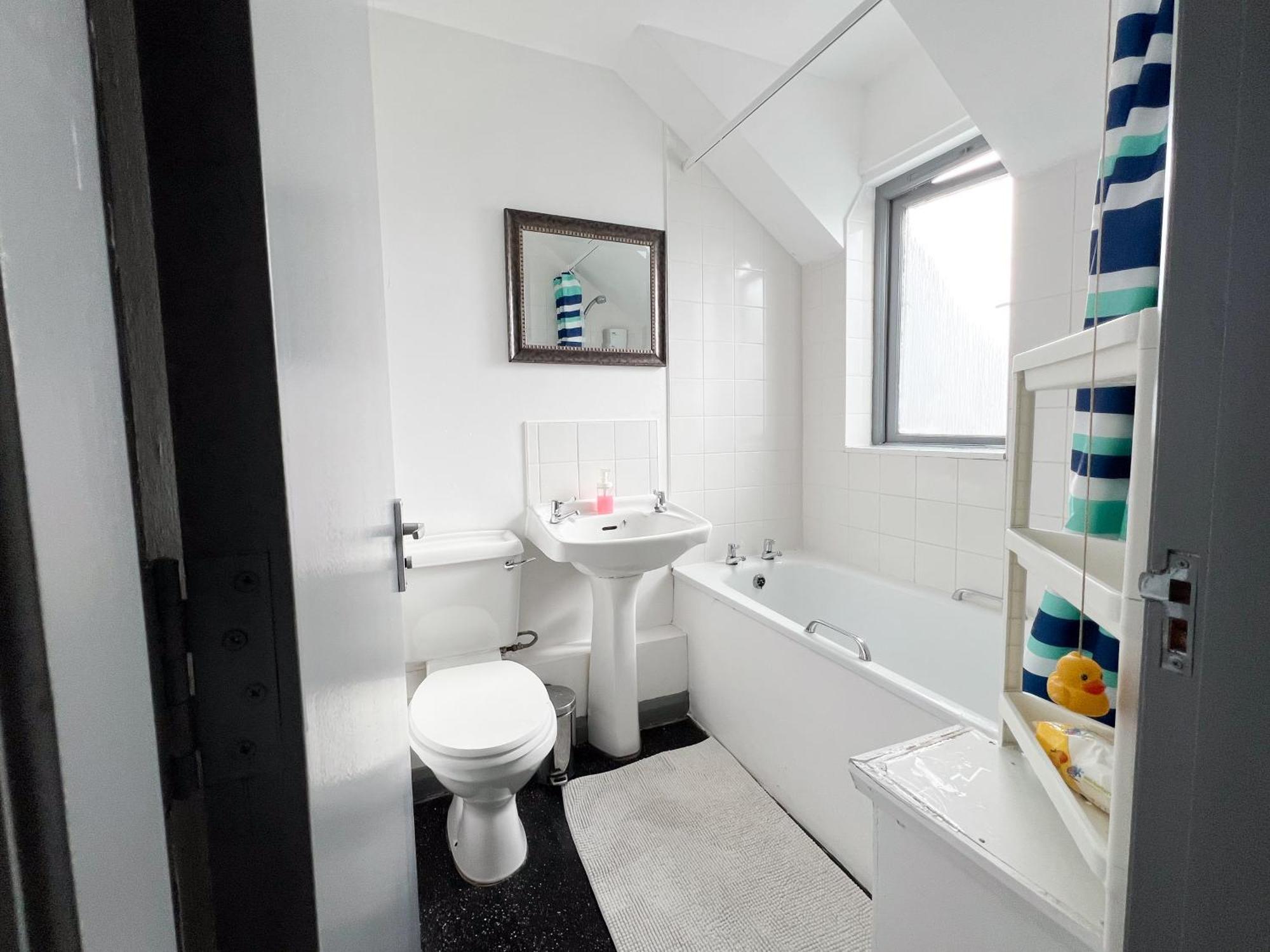 Well-Equipped 4 Bedroom House Close To City Centre Leeds  Exterior photo